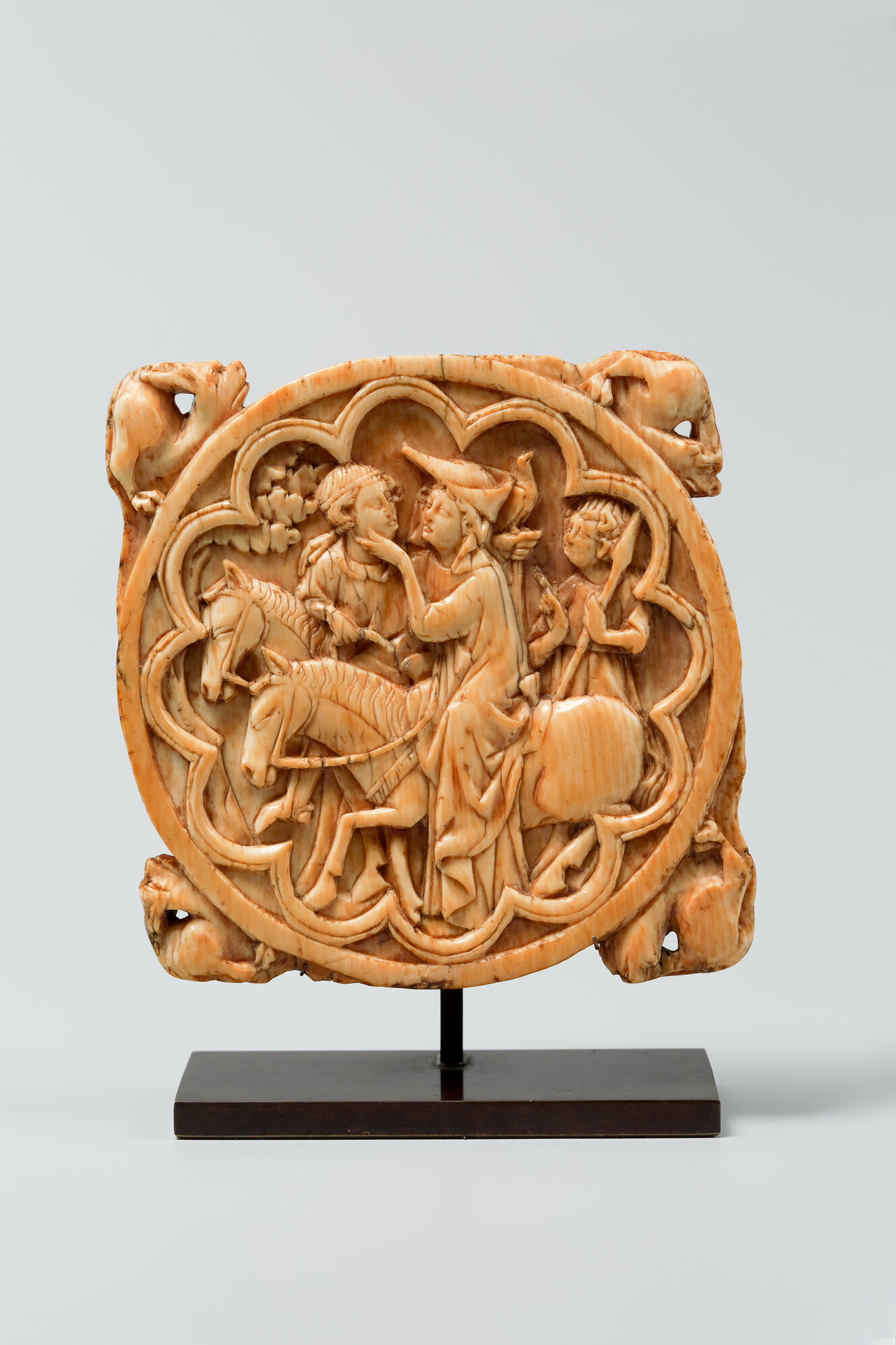Elfenbeinschnitzerei mit reitendem Liebespaar