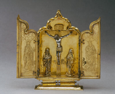 Aufgeklappter, kleiner Altar. Im Inneren ist die Kreuzigung Jesus abgebildet. Der Altar ist fast vollständig vergoldet, Jesus ist versilbert.