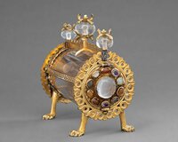 Zylindrisches Gefäß aus Bergkristall, in Gold gefasst, auf Löwenfüßen