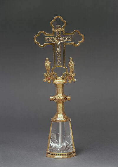 Filigranes, vergoldetes Kreuz. Der Sockel besteht aus gold eingefasstem Bergkristall.