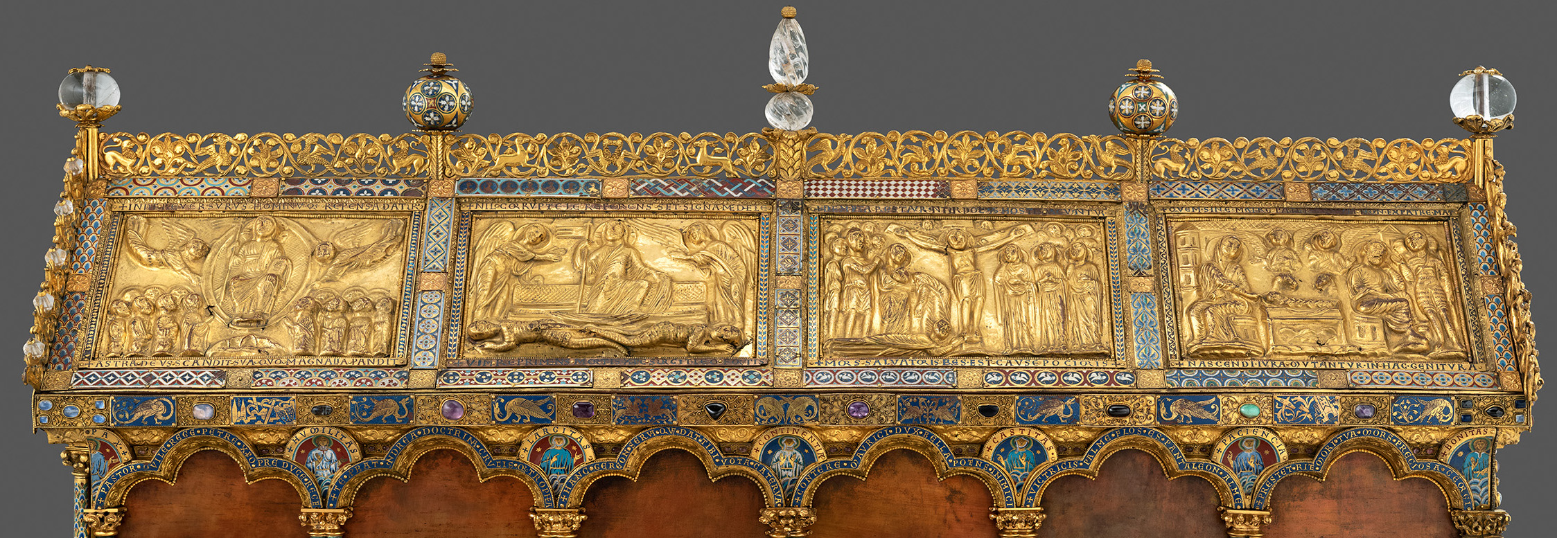 Mit Gold, Bergkristall und Edelsteinen reich verzierte Holzkiste, farbig gefasst mit Satteldach