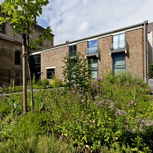 Der Bandbau: Kleines rechteckiges Gebäude aus Backstein.