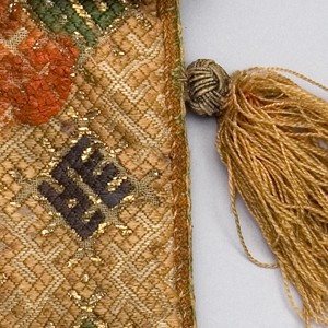  Reliquary Bag (Bursa),  Rhineland, 14th and 15th cent., linen with silk embroidery, metal-wrapped thread, 22.2 x 20.9 cm, inv. no. P 870, © Rheinisches Bildarchiv 