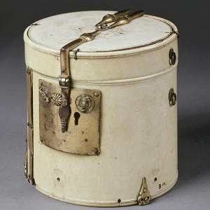  Box (Pyxis), Sicily, 12th/13th cent., ivory, gilt copper, H. 12.9 cm, 12.3 cm, Inv. No. B 11, © Rheinisches Bildarchiv 
