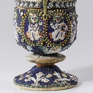  Pearl Ciborium (Container for the Consecrated Host), Hildesheim, c. 1250-1300, wooden core, embroidery with glass, freshwater pearls, corals and metal appliques on parchment, H. 18.5 cm, Inv. No. N 42, © Abegg-Stiftung, CH-3132 Riggisberg, 2013, Photo: Christoph von Viràg 