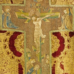  Chasuble with Embroidered Crucifixion Scene, vestment fabric: silk, velvet, Florence, c. 1475; chasuble cross: gold and silk embroidery on linen, Middle Rhine, c. 1490-1500, 109 x 70 cm, Inv. No. P 176, © Museum Schnütgen, Photo: Thomas Zwillinger 