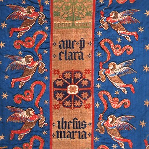  Chasuble with Embroidered Angels, vestment fabric: silk, 15th cent.?; embroidery: gold and colourful silk embroidery on red silk, Rhineland or Cologne, borders: Cologne, c. 1450/1500, 116.3 x 70.5 cm, Inv. No. P 214, © Museum Schnütgen, Photo: Thomas Zwillinger 