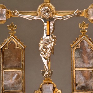  Altarkreuz und Reliquiar (Ostensorium) von Heimbach-Weiß, Köln, um 1300, Silber, getrieben und vergoldet, transluzides Silberemail, Bergkristall, H. 35,5 cm,  Inv.-Nr. G 527, © Rheinisches Bildarchiv 
   