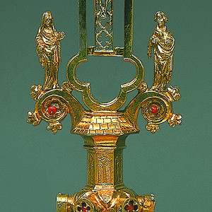  Altar Cross on a Rock Crystal Pedestal, Cologne, c. 1400, gilt silver, rock crystal, 26 x 9.3 cm, Inv. No. G 39, © Rheinisches Bildarchiv 